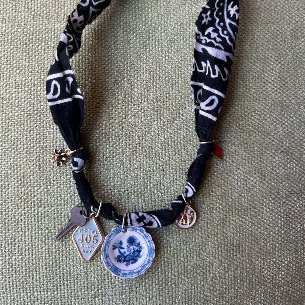 Black bandana charm plate coin token key flower necklace choker 15in clasping